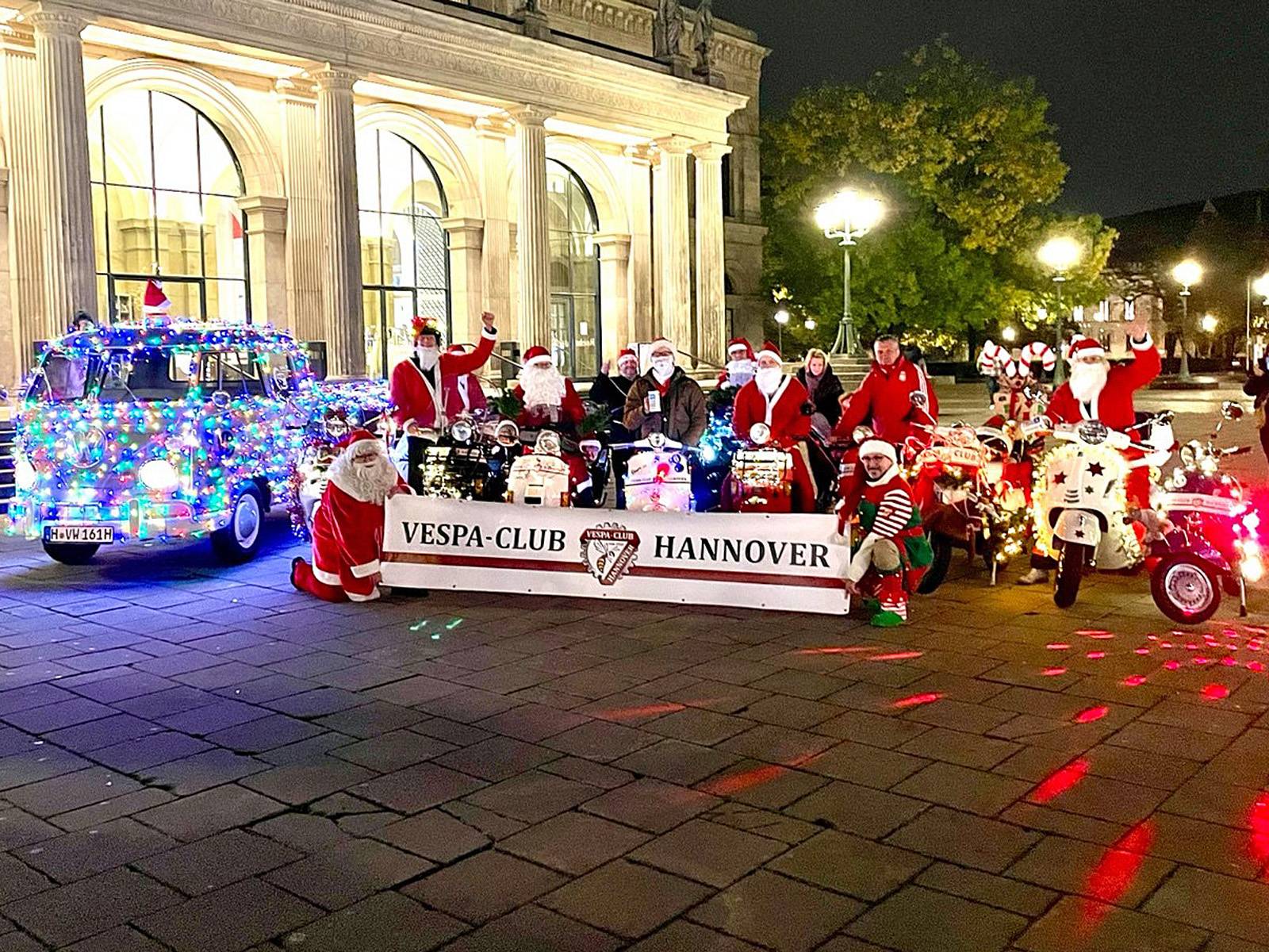 Die Nikoläuse des Vespa-Club Hannover treffen sich vor der Oper.